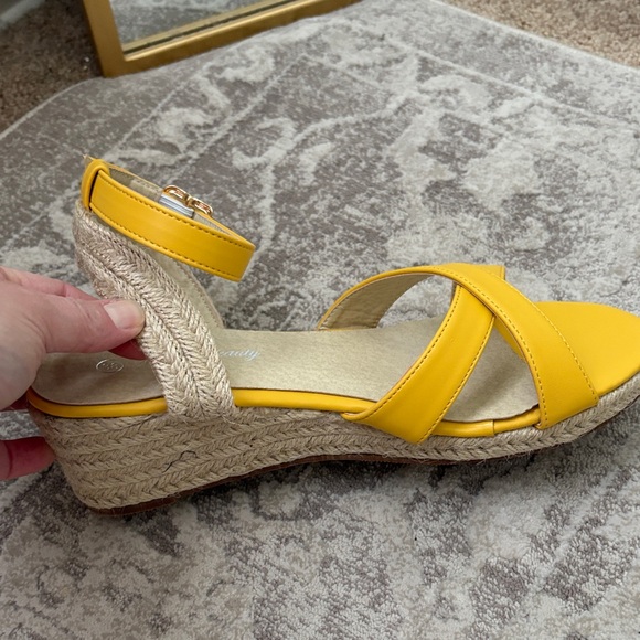 Shoes - 💥NEW💥Yellow Wedge Sandals